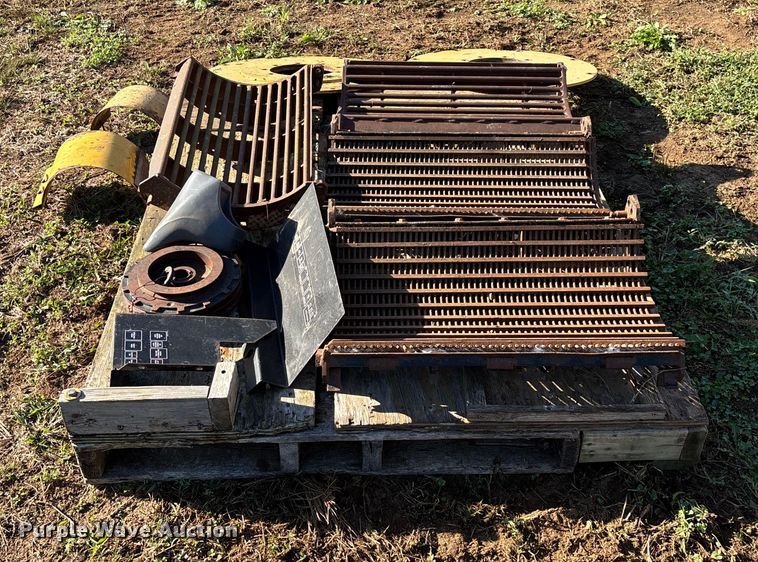 image for item EN5666 1999 New Holland TR 98  combine