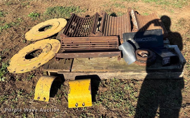 image for item EN5666 1999 New Holland TR 98  combine