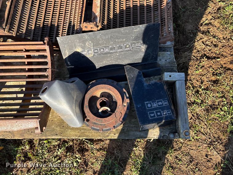 image for item EN5666 1999 New Holland TR 98  combine