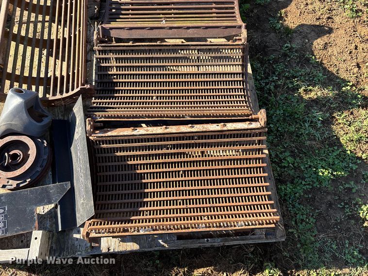 image for item EN5666 1999 New Holland TR 98  combine