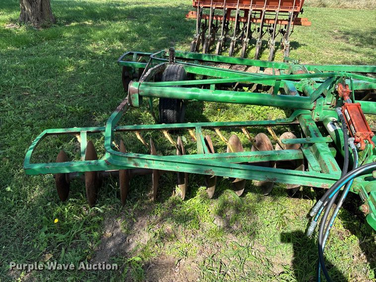 image for item EN5692 John Deere H1000 off-set disk