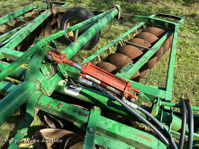 image for item EN5692 John Deere H1000 off-set disk