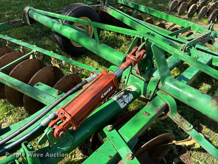 image for item EN5692 John Deere H1000 off-set disk