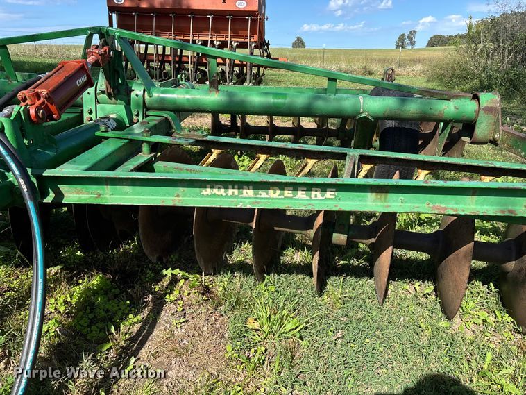 image for item EN5692 John Deere H1000 off-set disk