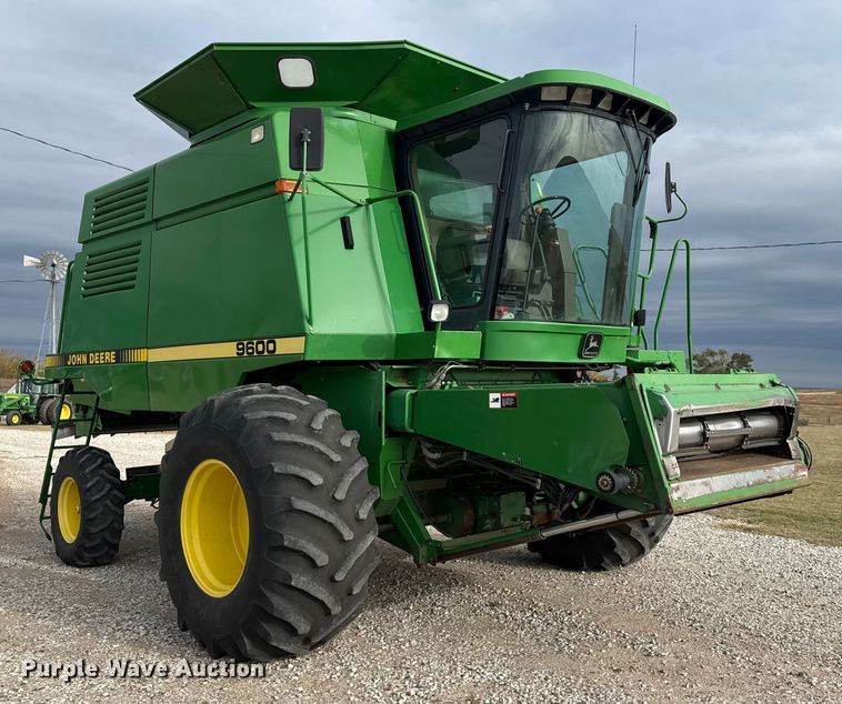 image for item EP0704 1994 John Deere 9600 combine