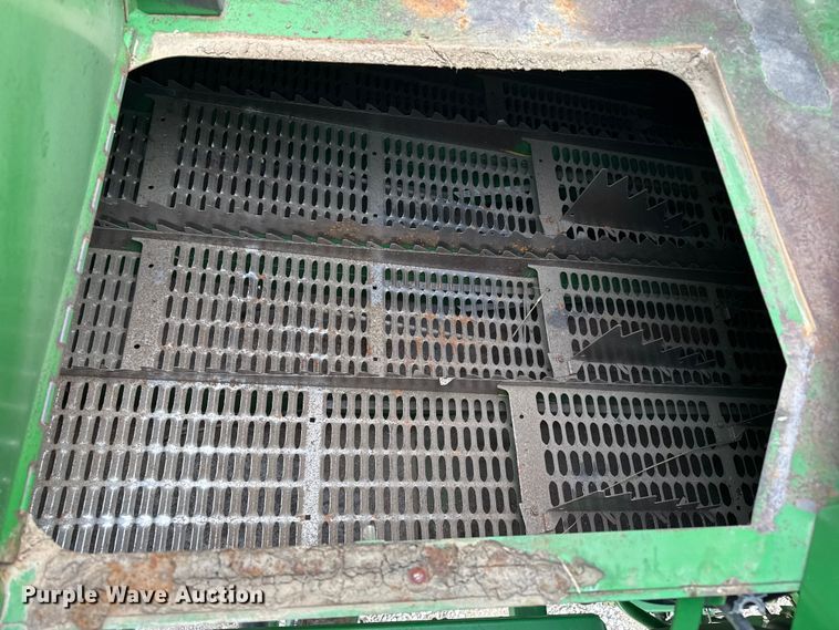 image for item EP0704 1994 John Deere 9600 combine