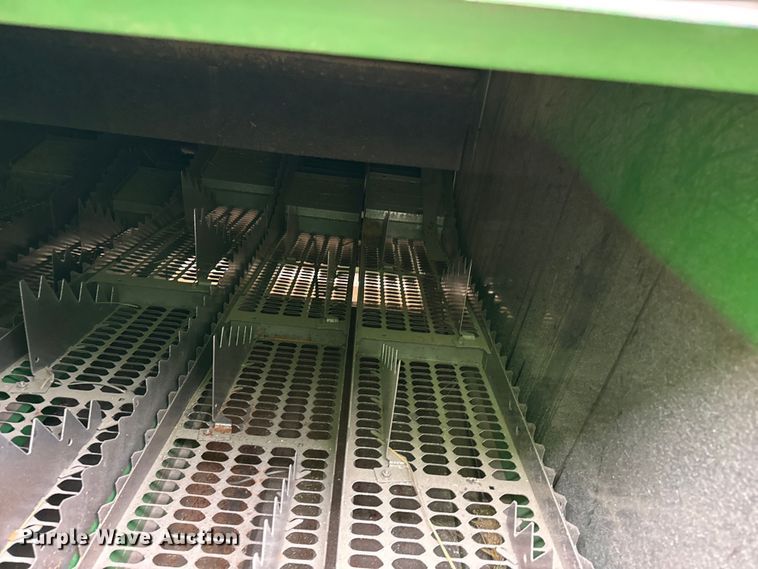 image for item EP0704 1994 John Deere 9600 combine