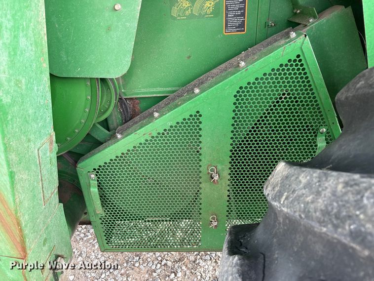 image for item EP0704 1994 John Deere 9600 combine