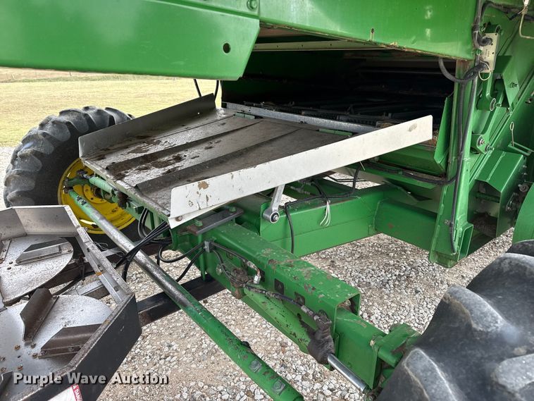 image for item EP0704 1994 John Deere 9600 combine