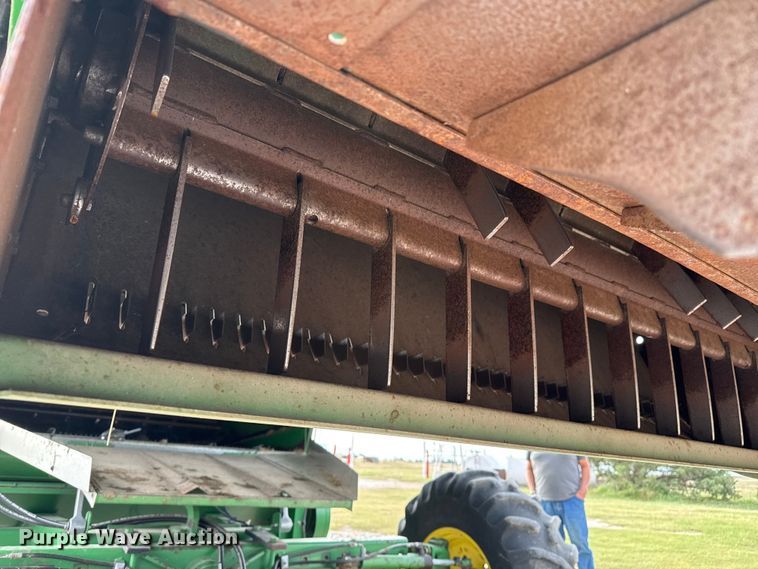 image for item EP0704 1994 John Deere 9600 combine