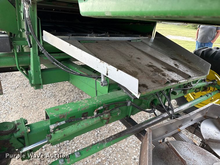 image for item EP0704 1994 John Deere 9600 combine