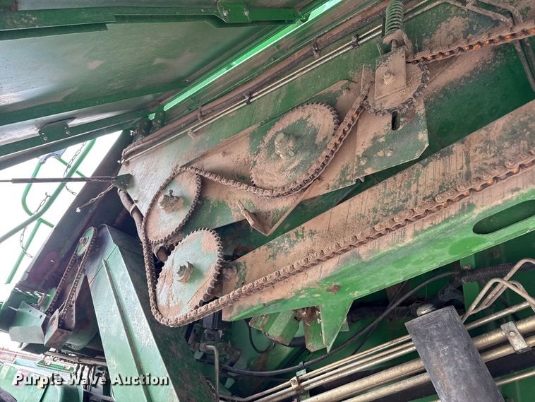 image for item EP0704 1994 John Deere 9600 combine