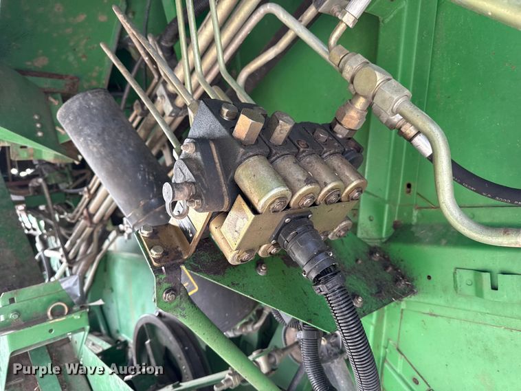 image for item EP0704 1994 John Deere 9600 combine