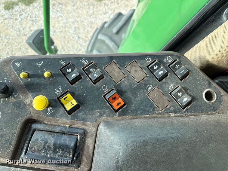 image for item EP0704 1994 John Deere 9600 combine