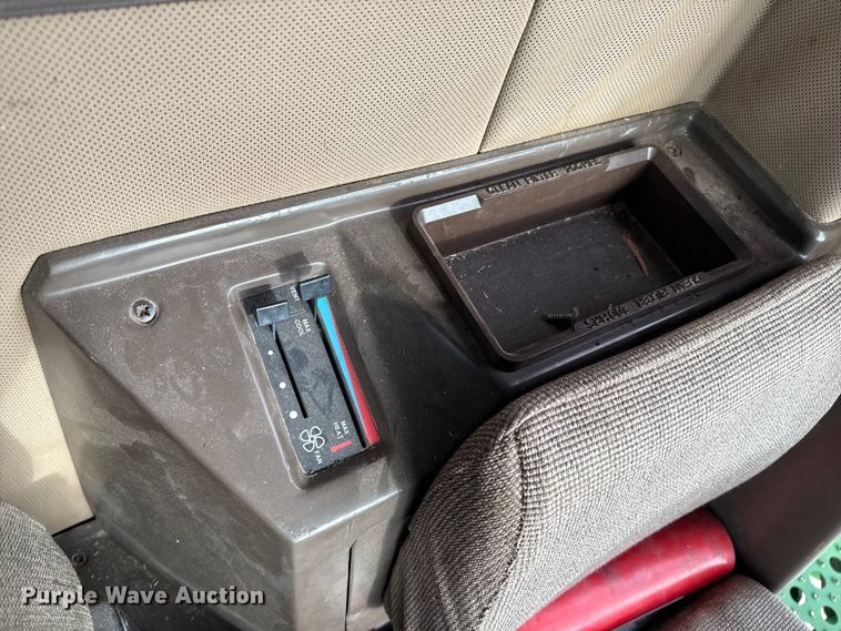 image for item EP0704 1994 John Deere 9600 combine