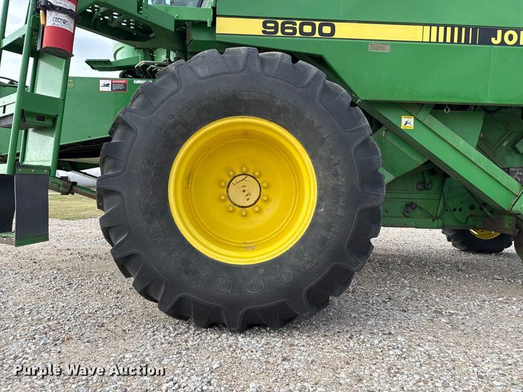 image for item EP0704 1994 John Deere 9600 combine