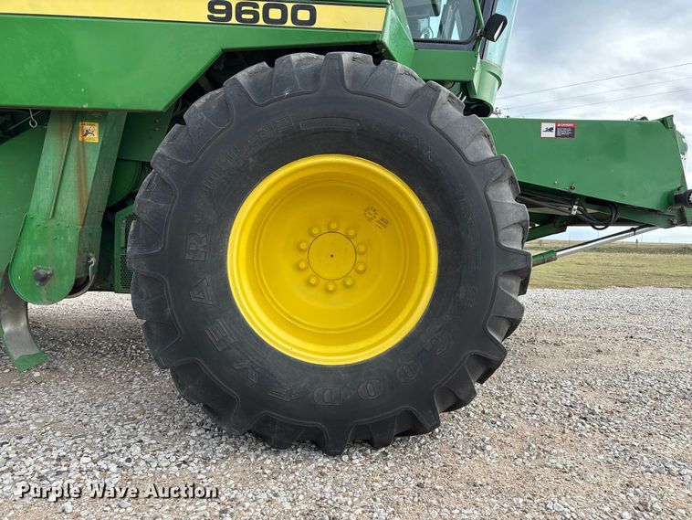 image for item EP0704 1994 John Deere 9600 combine