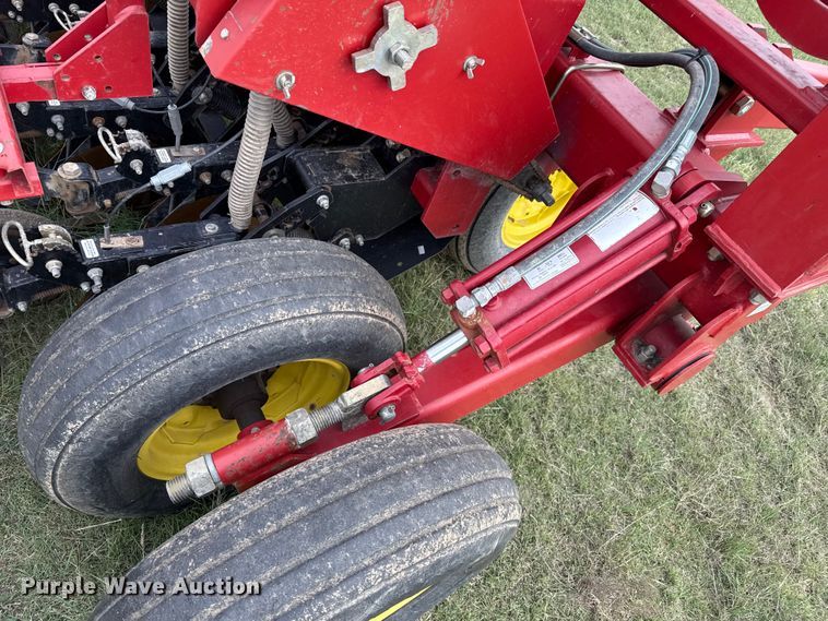 image for item EP0707 Sunflower 9433 grain drill