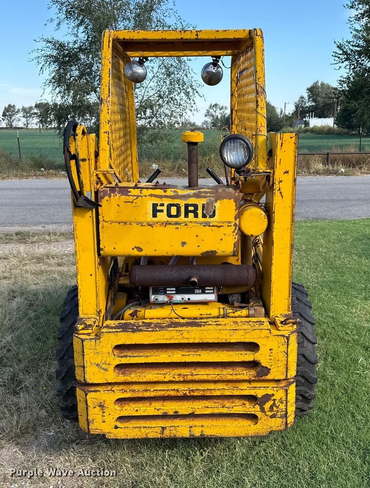 image for item EP0724 1975 Ford CL20 skid steer loader