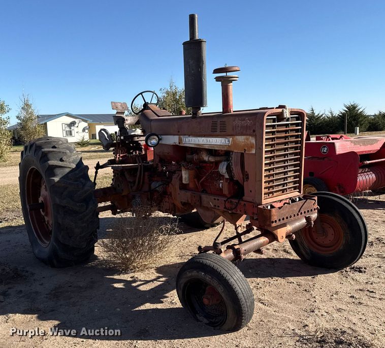 image for item EP0761 1970 International 1026 tractor