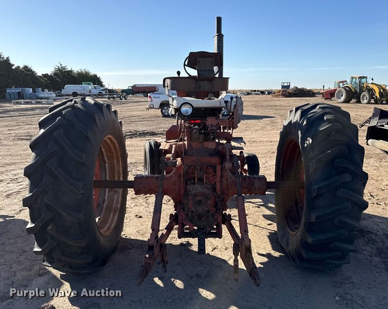 image for item EP0761 1970 International 1026 tractor