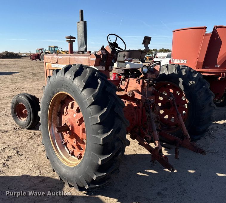 image for item EP0761 1970 International 1026 tractor