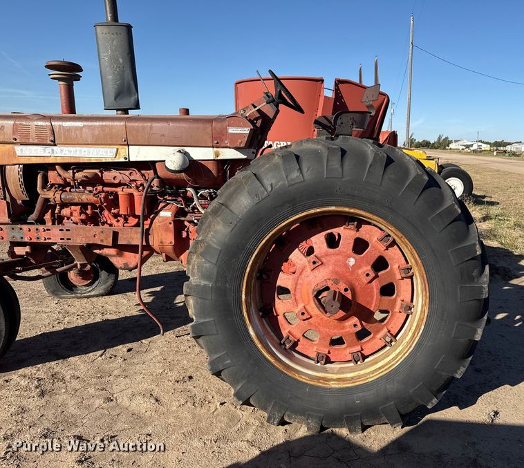 image for item EP0761 1970 International 1026 tractor
