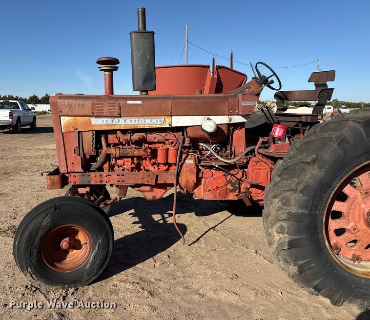 image for item EP0761 1970 International 1026 tractor