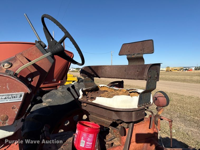 image for item EP0761 1970 International 1026 tractor