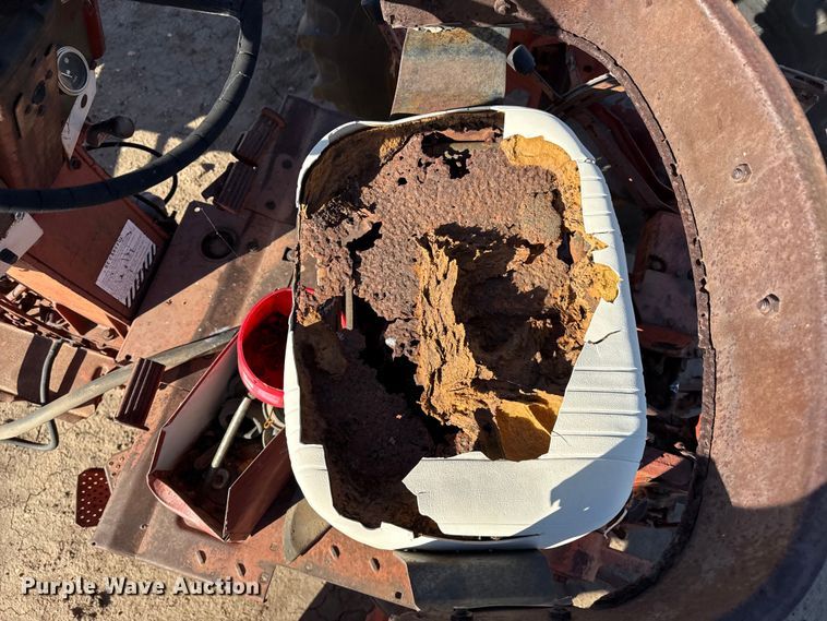 image for item EP0761 1970 International 1026 tractor