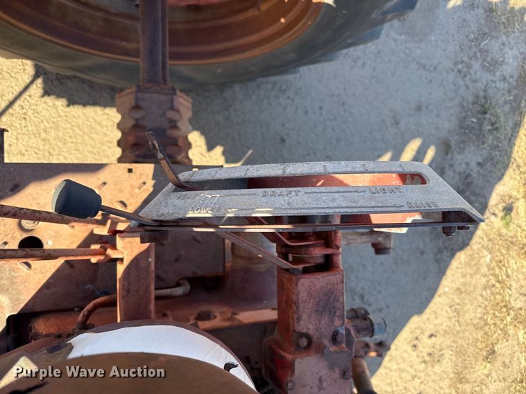 image for item EP0761 1970 International 1026 tractor