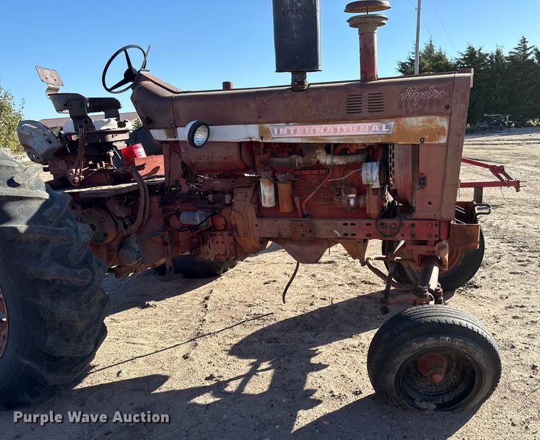 image for item EP0761 1970 International 1026 tractor