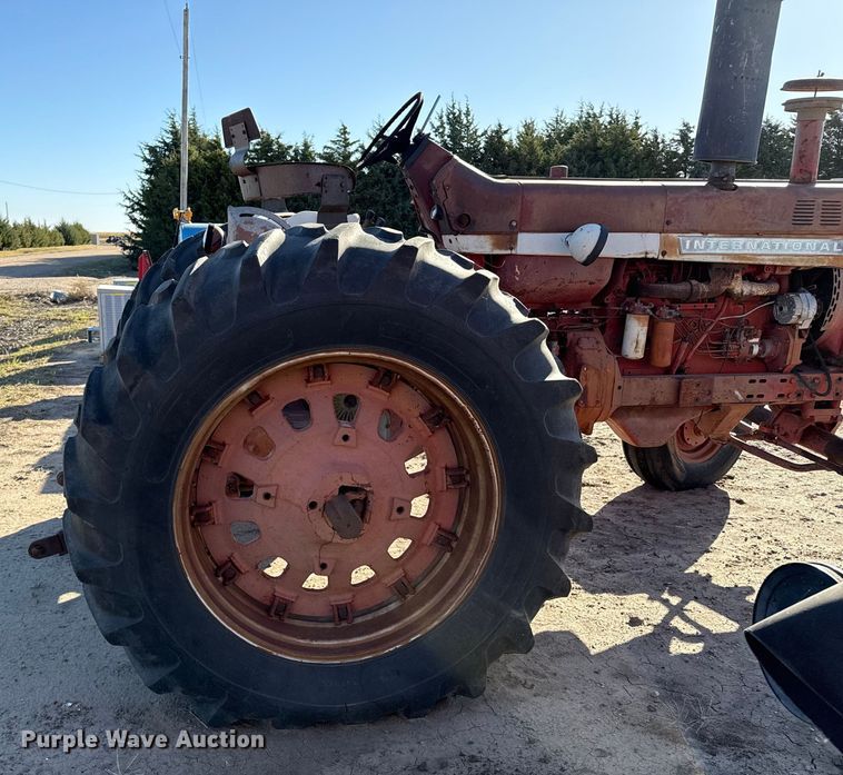 image for item EP0761 1970 International 1026 tractor