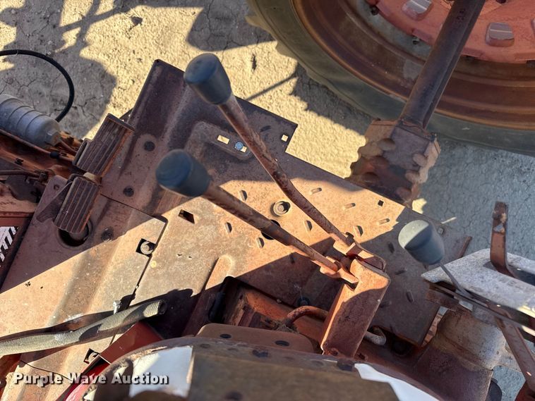 image for item EP0761 1970 International 1026 tractor