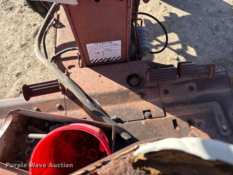 image for item EP0761 1970 International 1026 tractor