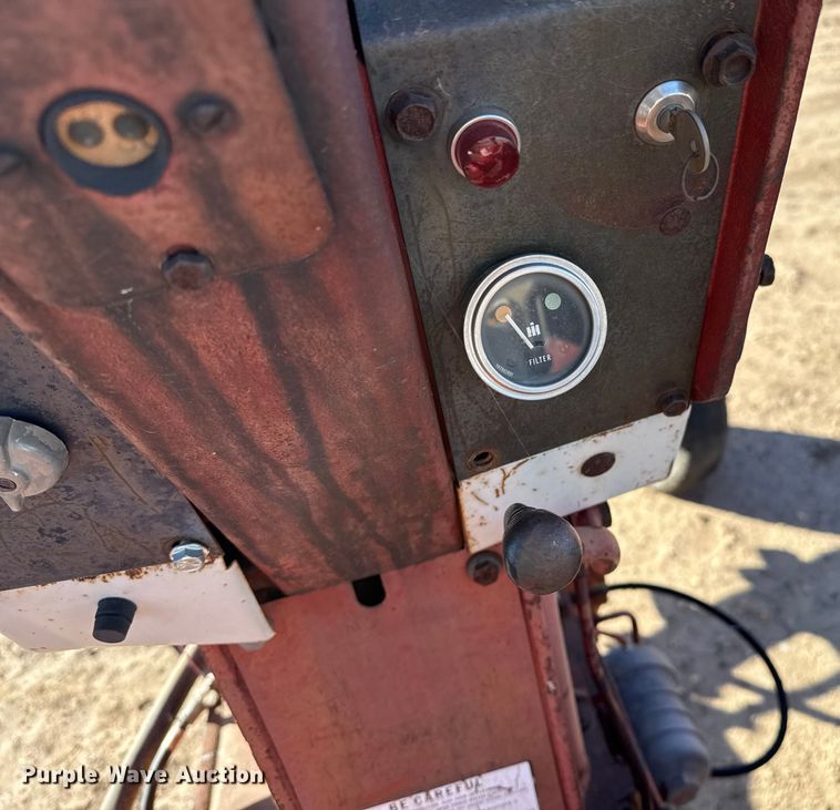 image for item EP0761 1970 International 1026 tractor