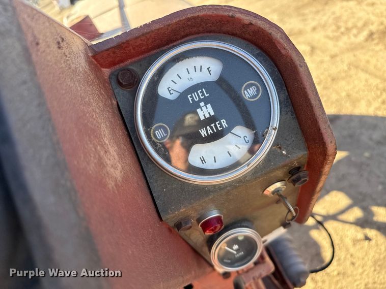 image for item EP0761 1970 International 1026 tractor