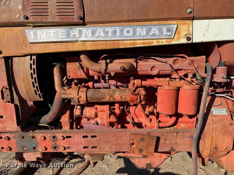 image for item EP0761 1970 International 1026 tractor