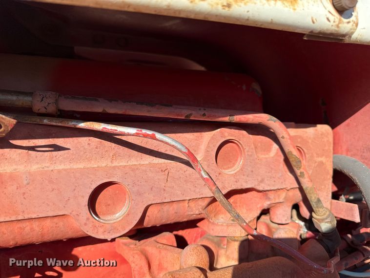 image for item EP0761 1970 International 1026 tractor