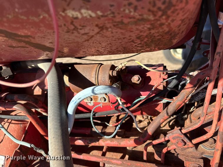 image for item EP0761 1970 International 1026 tractor