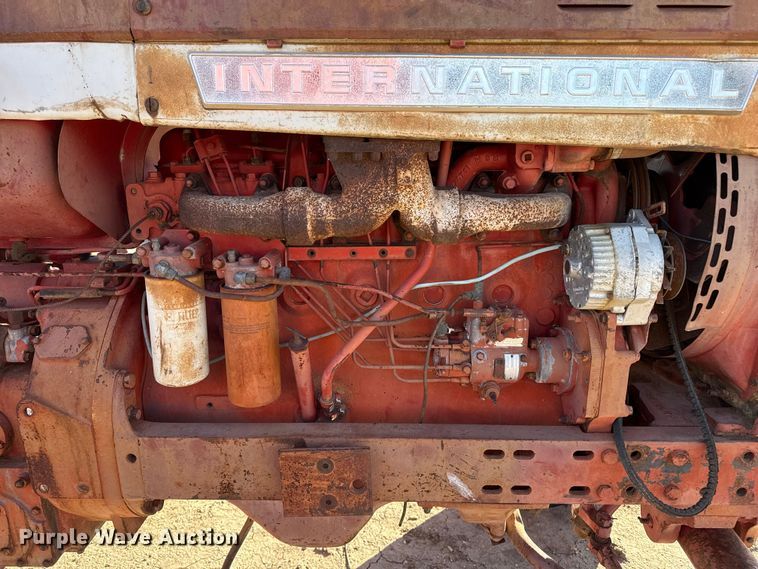 image for item EP0761 1970 International 1026 tractor