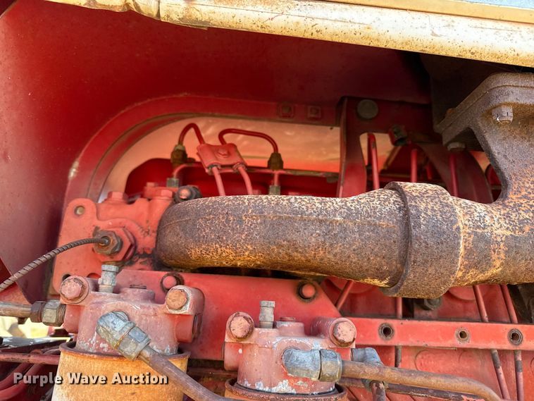 image for item EP0761 1970 International 1026 tractor