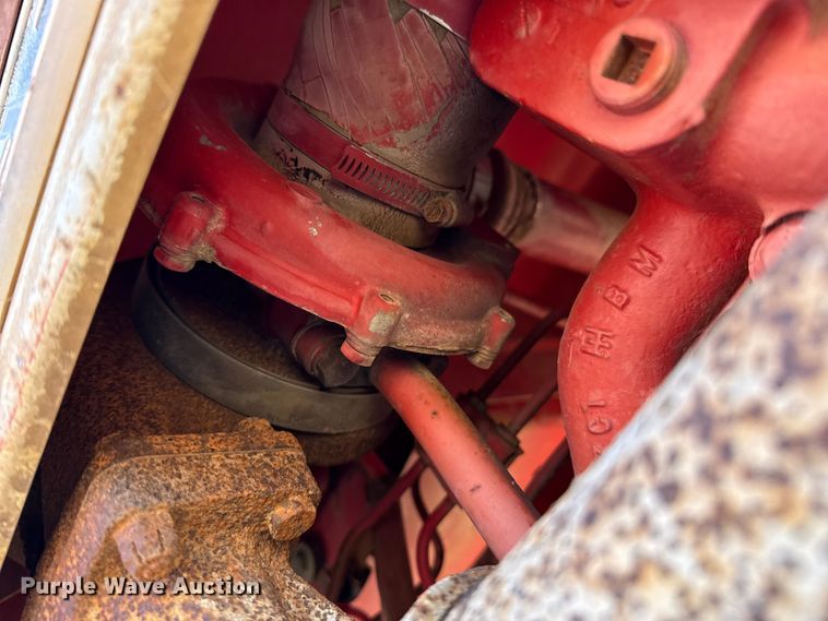 image for item EP0761 1970 International 1026 tractor