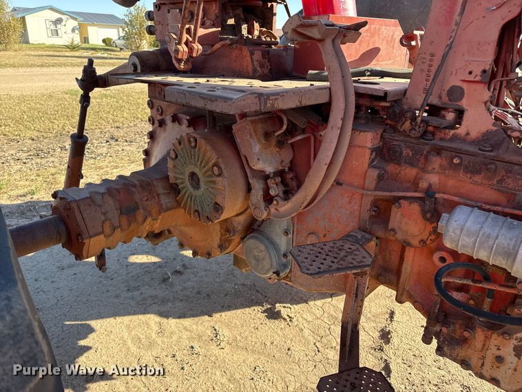 image for item EP0761 1970 International 1026 tractor