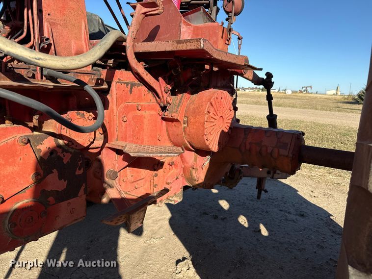 image for item EP0761 1970 International 1026 tractor