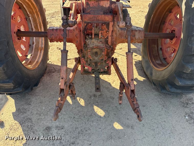 image for item EP0761 1970 International 1026 tractor