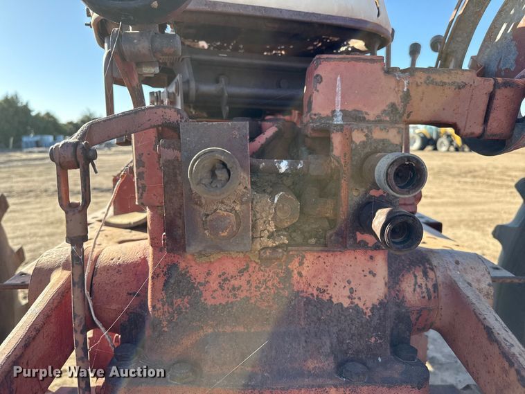 image for item EP0761 1970 International 1026 tractor