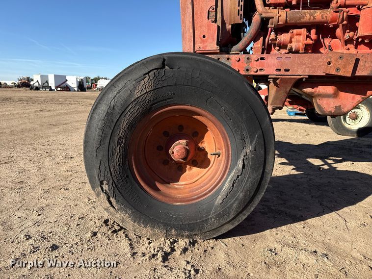 image for item EP0761 1970 International 1026 tractor