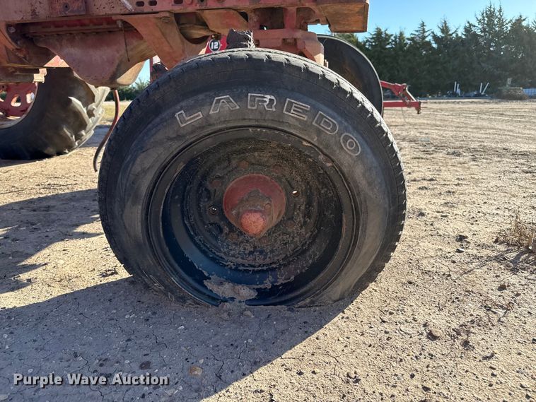 image for item EP0761 1970 International 1026 tractor