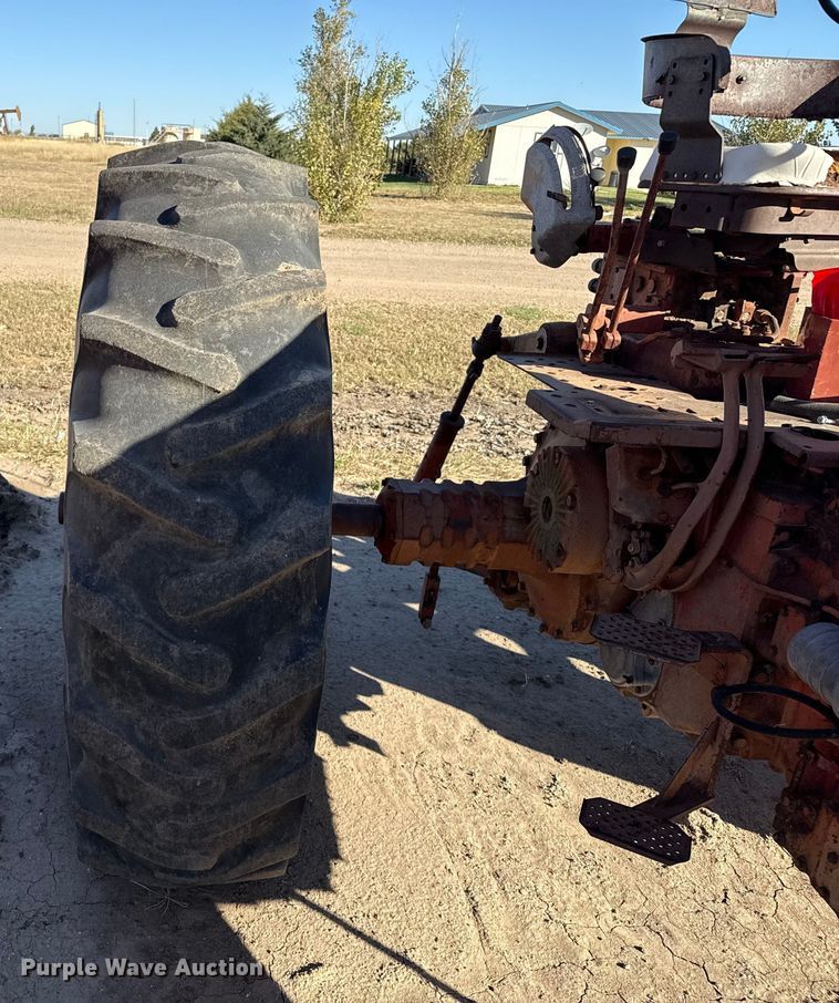 image for item EP0761 1970 International 1026 tractor